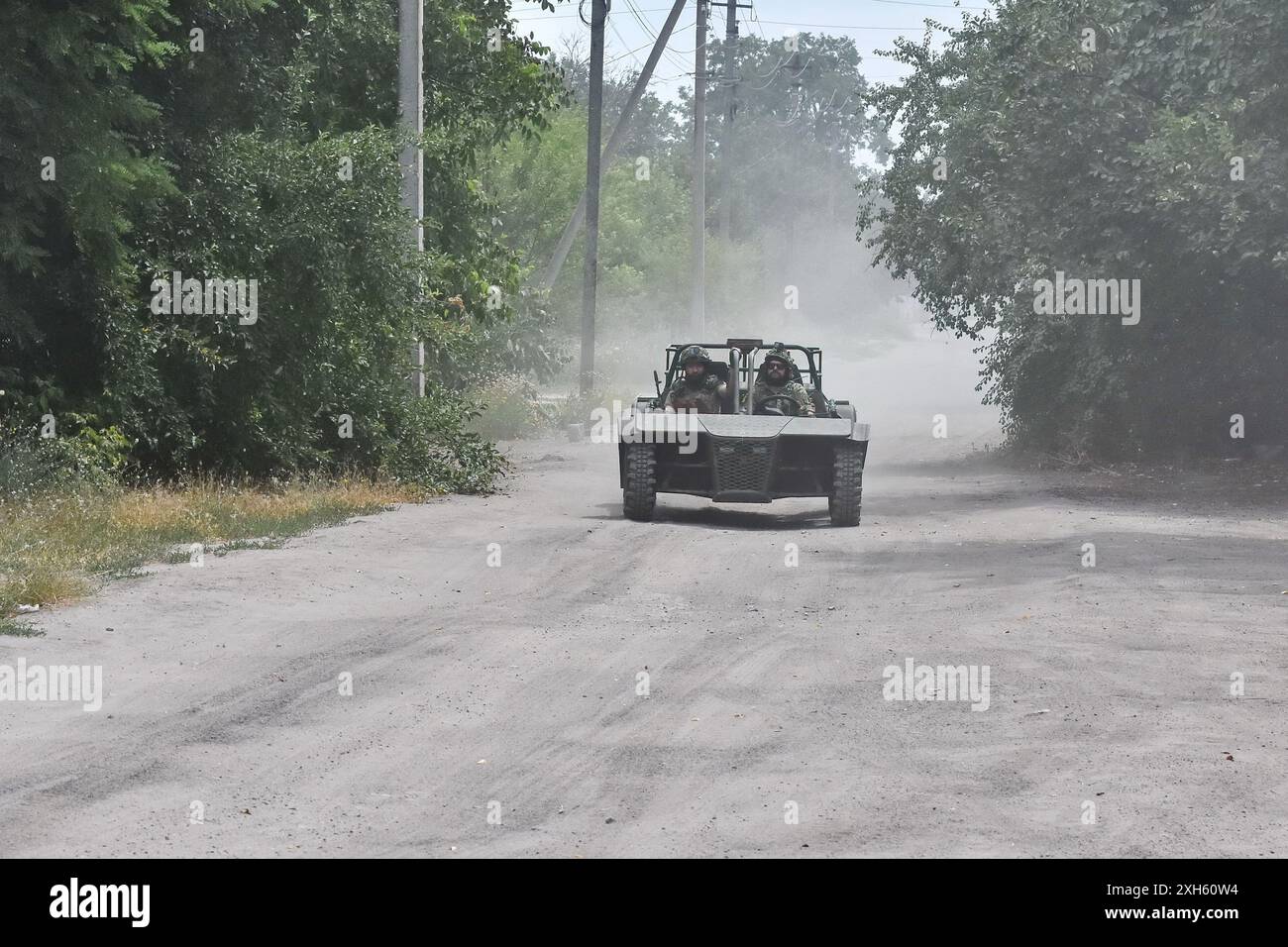 Les soldats ukrainiens de l'équipe d'évacuation de la 65e brigade mécanisée séparée conduisent dans le buggy d'évacuation d'Orikhiv. Les défenseurs ukrainiens utilisent des buggies de plage, des VTT (véhicule tout-terrain) et des vélos électriques à l'avant parce que ces véhicules sont plus silencieux et plus difficiles à voir et à entendre. Cela donne aux soldats sur la ligne de front une meilleure chance d'éviter les drones russes et de survivre. Ces petits véhicules ne se substituaient pas aux véhicules militaires traditionnels. Ils manquent de puissance de feu et d'espace pour transporter un grand nombre de personnes ou de marchandises, et leur manque de blindage rend tout le monde à bord vulnérable. Bu Banque D'Images