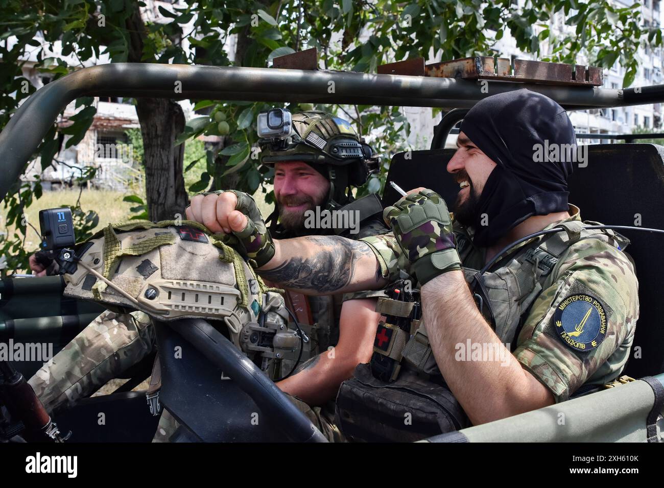 Des soldats ukrainiens de l'équipe d'évacuation de la 65e brigade mécanisée séparée fument dans le buggy d'évacuation à Orikhiv. Les défenseurs ukrainiens utilisent des buggies de plage, des VTT (véhicule tout-terrain) et des vélos électriques à l'avant parce que ces véhicules sont plus silencieux et plus difficiles à voir et à entendre. Cela donne aux soldats sur la ligne de front une meilleure chance d'éviter les drones russes et de survivre. Ces petits véhicules ne se substituaient pas aux véhicules militaires traditionnels. Ils manquent de puissance de feu et d'espace pour transporter un grand nombre de personnes ou de marchandises, et leur manque de blindage rend tout le monde à bord vulnérable. Mais Banque D'Images