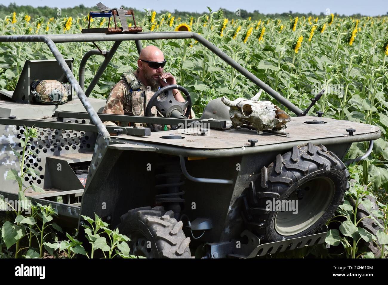 Un soldat ukrainien de l'équipe d'évacuation de la 65e brigade mécanisée séparée est assis dans le buggy d'évacuation près d'Orikhiv. Les défenseurs ukrainiens utilisent des buggies de plage, des VTT (véhicule tout-terrain) et des vélos électriques à l'avant parce que ces véhicules sont plus silencieux et plus difficiles à voir et à entendre. Cela donne aux soldats sur la ligne de front une meilleure chance d'éviter les drones russes et de survivre. Ces petits véhicules ne se substituaient pas aux véhicules militaires traditionnels. Ils manquent de puissance de feu et d'espace pour transporter un grand nombre de personnes ou de marchandises, et leur manque de blindage rend tout le monde à bord vulnérable. Bu Banque D'Images