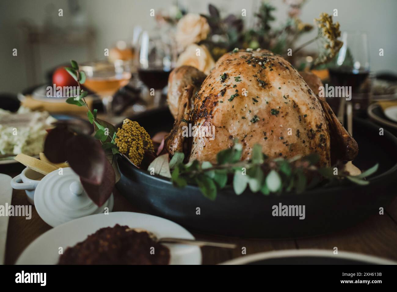 Close-up of a roasted turkey on a festive Thanksgiving table. Banque D'Images