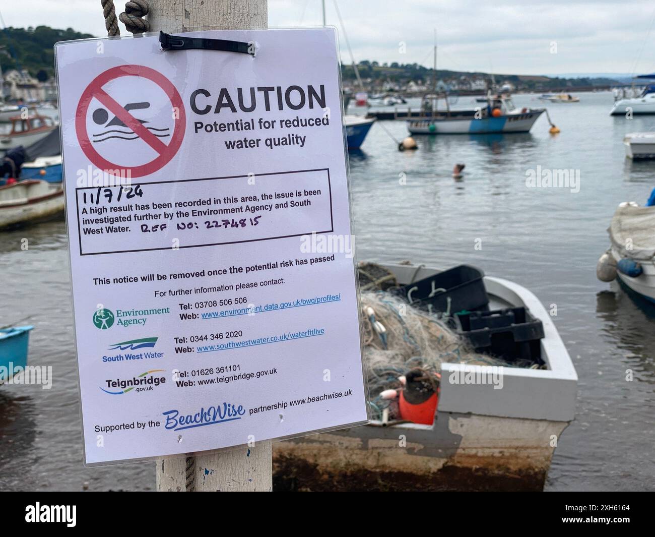 Teignmouth, Devon, Royaume-Uni. 12 juillet 2024. Avertissement de mauvaise qualité de l'eau sur Back Beach, Teignmouth, Devon. Les nageurs du Devon ont été invités à soumettre des échantillons de POO en raison des craintes liées aux eaux usées. Crédit : Nidpor/Alamy Live News Banque D'Images