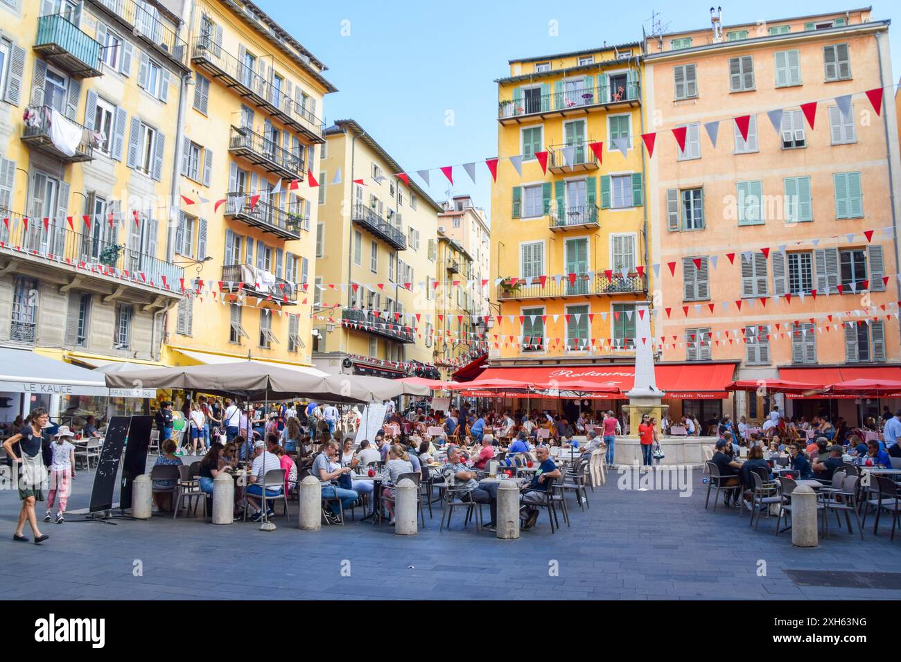 Nice, France, 2019. Place de la ville animée Rossetti dans le vieux quartier de Nice, vue de jour. Crédit : Vuk Valcic/Alamy Banque D'Images