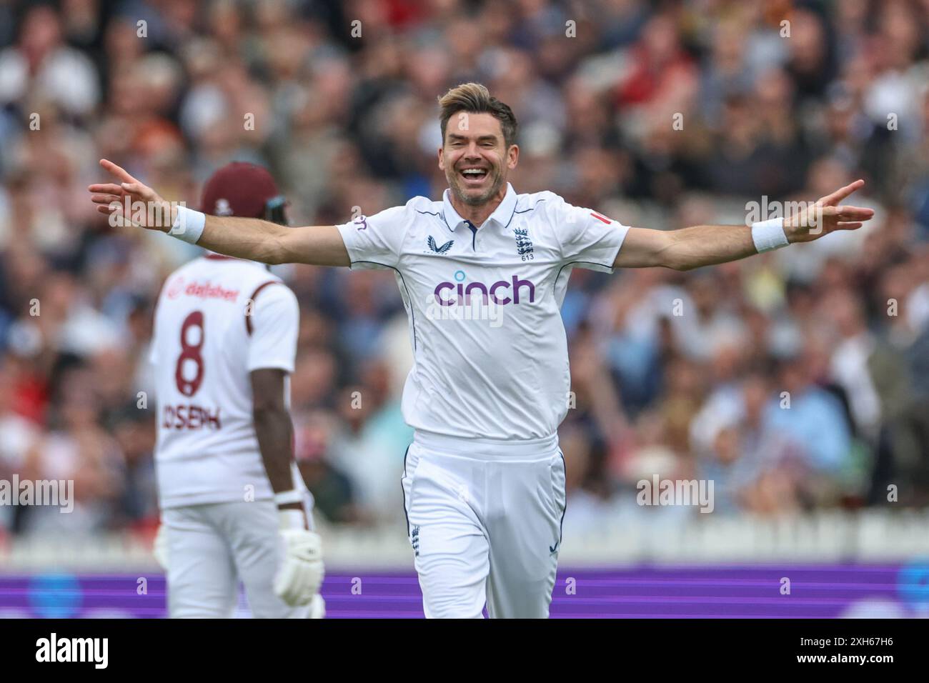 James Anderson d'Angleterre célèbre le guichet de Joshua Da Silva des Antilles lors du premier test match de Rothesay jour trois Angleterre - Antilles aux Lords, Londres, Royaume-Uni, 12 juillet 2024 (photo par Mark Cosgrove/News images) Banque D'Images