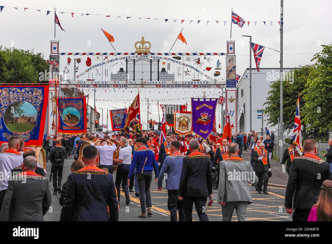 Lurgan, County Armagh, Irlande du Nord.12 juillet 2024. Le douzième juillet est marqué par des défilés de l'ordre orange à travers l'Irlande du Nord. Le district de Lurgan a quitté son quartier général à Brownlow House avant de monter la ville au monument aux morts avant la manifestation principale du comté d'Armagh qui a lieu à Killylea cette année. Les défilés à travers l'Irlande du Nord marquent la victoire de Guillaume d'Orange sur James à la bataille de la Boyne en 1690. Crédit : CAZIMB/Alamy Live News. Banque D'Images