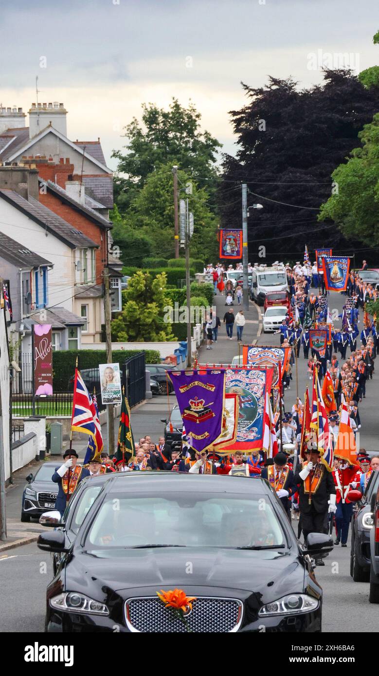 Lurgan, County Armagh, Irlande du Nord.12 juillet 2024. Le douzième juillet est marqué par des défilés de l'ordre orange à travers l'Irlande du Nord. Le district de Lurgan a quitté son quartier général à Brownlow House avant de monter la ville au monument aux morts avant la manifestation principale du comté d'Armagh qui a lieu à Killylea cette année. Les défilés à travers l'Irlande du Nord marquent la victoire de Guillaume d'Orange sur James à la bataille de la Boyne en 1690. Crédit : CAZIMB/Alamy Live News. Banque D'Images