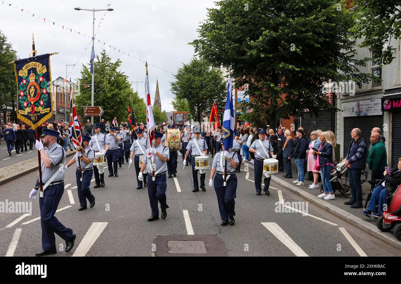 Lurgan, County Armagh, Irlande du Nord.12 juillet 2024. Le douzième juillet est marqué par des défilés de l'ordre orange à travers l'Irlande du Nord. Le district de Lurgan a quitté son quartier général à Brownlow House avant de monter la ville au monument aux morts avant la manifestation principale du comté d'Armagh qui a lieu à Killylea cette année. Les défilés à travers l'Irlande du Nord marquent la victoire de Guillaume d'Orange sur James à la bataille de la Boyne en 1690. Crédit : CAZIMB/Alamy Live News. Banque D'Images