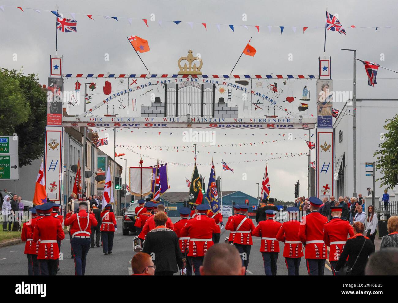 Lurgan, County Armagh, Irlande du Nord.12 juillet 2024. Le douzième juillet est marqué par des défilés de l'ordre orange à travers l'Irlande du Nord. Le district de Lurgan a quitté son quartier général à Brownlow House avant de monter la ville au monument aux morts avant la manifestation principale du comté d'Armagh qui a lieu à Killylea cette année. Les défilés à travers l'Irlande du Nord marquent la victoire de Guillaume d'Orange sur James à la bataille de la Boyne en 1690. Crédit : CAZIMB/Alamy Live News. Banque D'Images