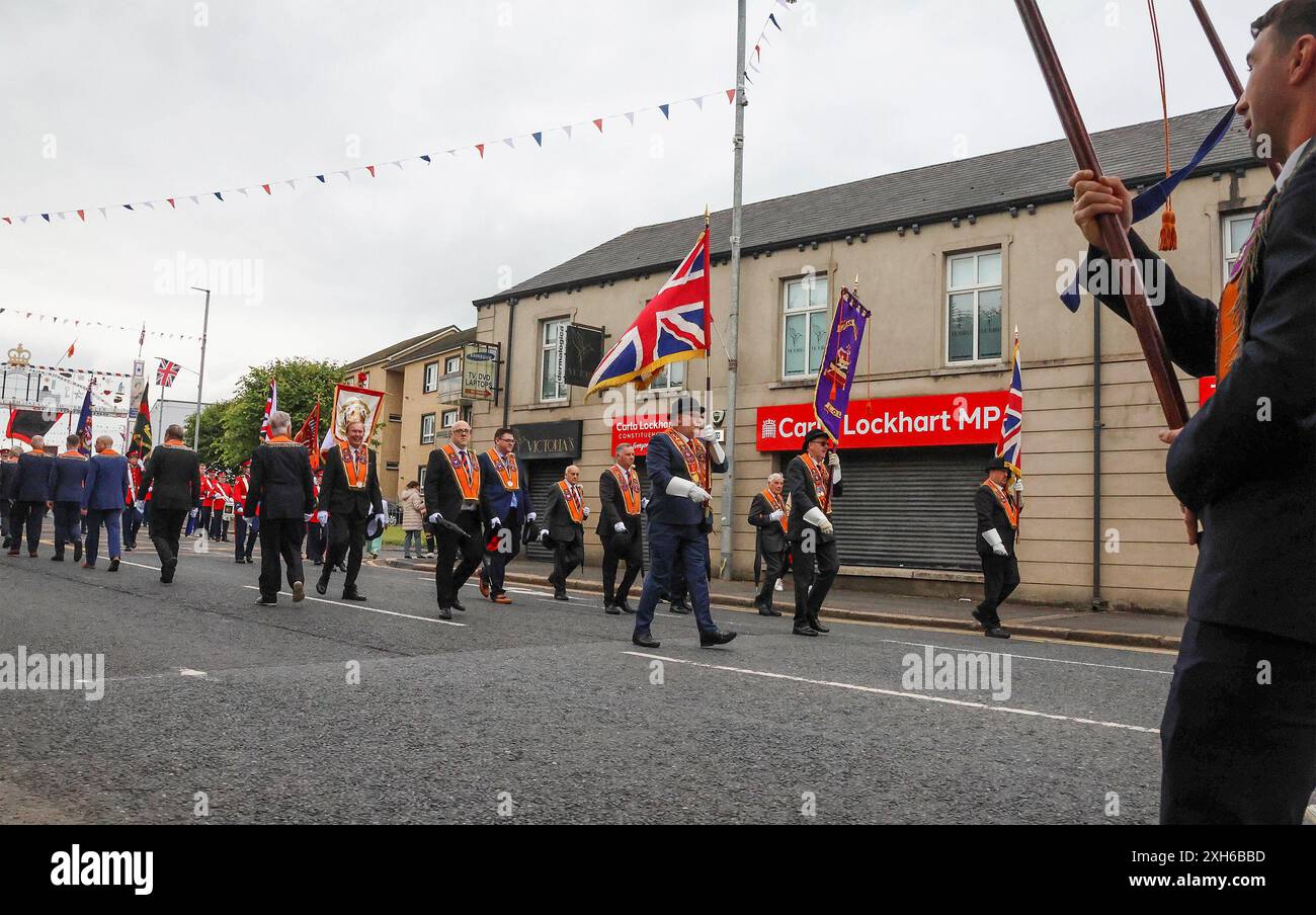 Lurgan, County Armagh, Irlande du Nord.12 juillet 2024. Le douzième juillet est marqué par des défilés de l'ordre orange à travers l'Irlande du Nord. Le district de Lurgan a quitté son quartier général à Brownlow House avant de monter la ville au monument aux morts avant la manifestation principale du comté d'Armagh qui a lieu à Killylea cette année. Les défilés à travers l'Irlande du Nord marquent la victoire de Guillaume d'Orange sur James à la bataille de la Boyne en 1690. Crédit : CAZIMB/Alamy Live News. Banque D'Images