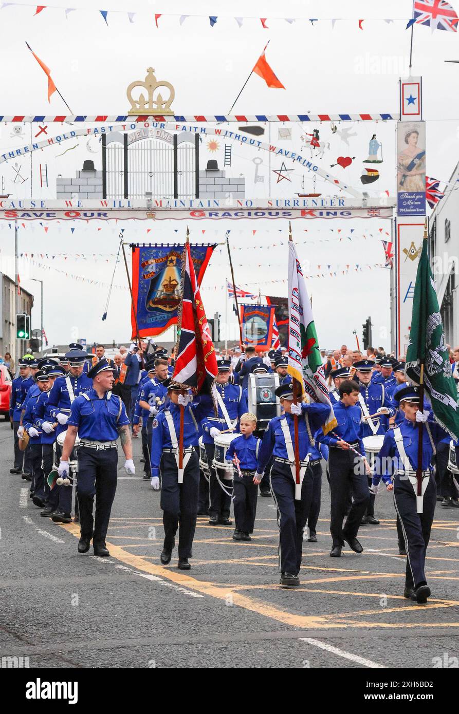 Lurgan, County Armagh, Irlande du Nord.12 juillet 2024. Le douzième juillet est marqué par des défilés de l'ordre orange à travers l'Irlande du Nord. Le district de Lurgan a quitté son quartier général à Brownlow House avant de monter la ville au monument aux morts avant la manifestation principale du comté d'Armagh qui a lieu à Killylea cette année. Les défilés à travers l'Irlande du Nord marquent la victoire de Guillaume d'Orange sur James à la bataille de la Boyne en 1690. Crédit : CAZIMB/Alamy Live News. Banque D'Images