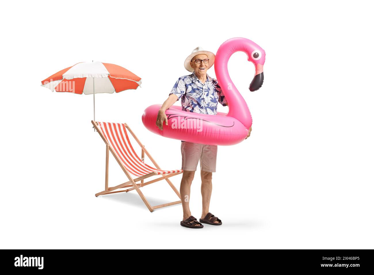 Touriste masculin âgé avec un grand anneau gonflable en caoutchouc flamant debout près de la chaise de plage isolé sur fond blanc Banque D'Images