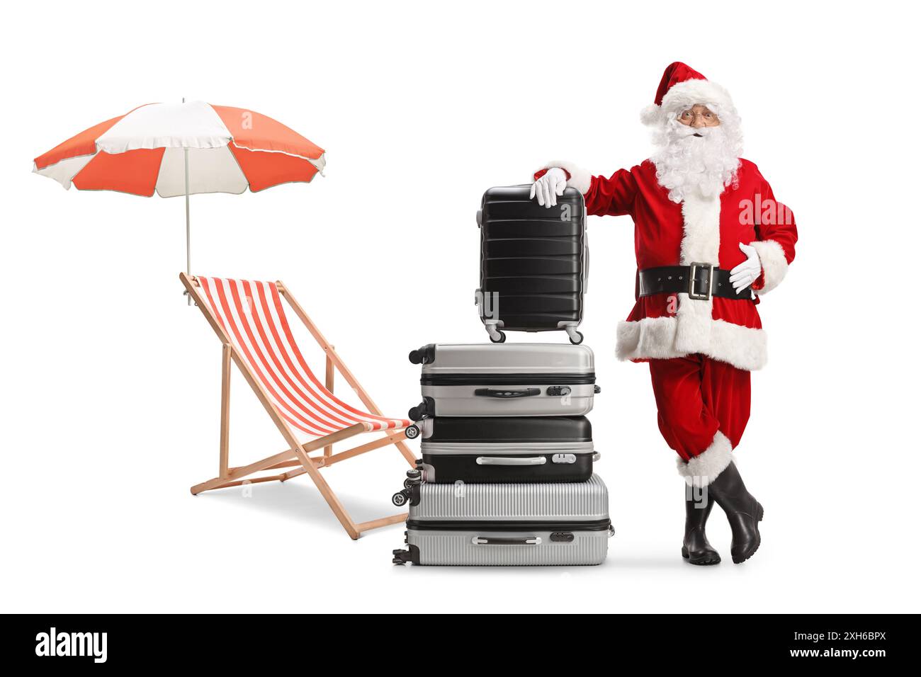 Père noël avec une pile de valises à côté d'une chaise de plage et parasol isolé sur fond blanc Banque D'Images