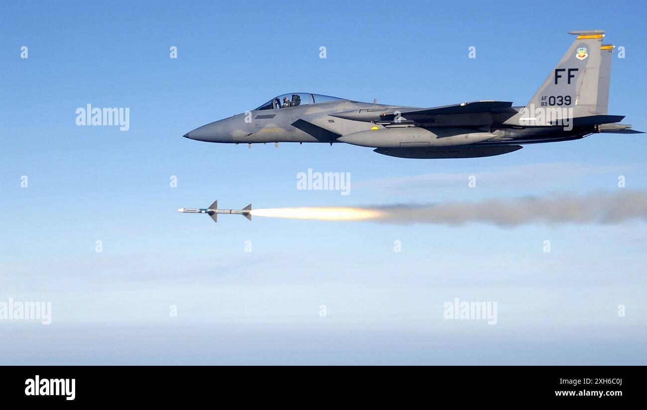 Le F-15 Eagle de l'USAF tire un missile air-air de moyenne portée AIM-7 Sparrow en 2005. Banque D'Images