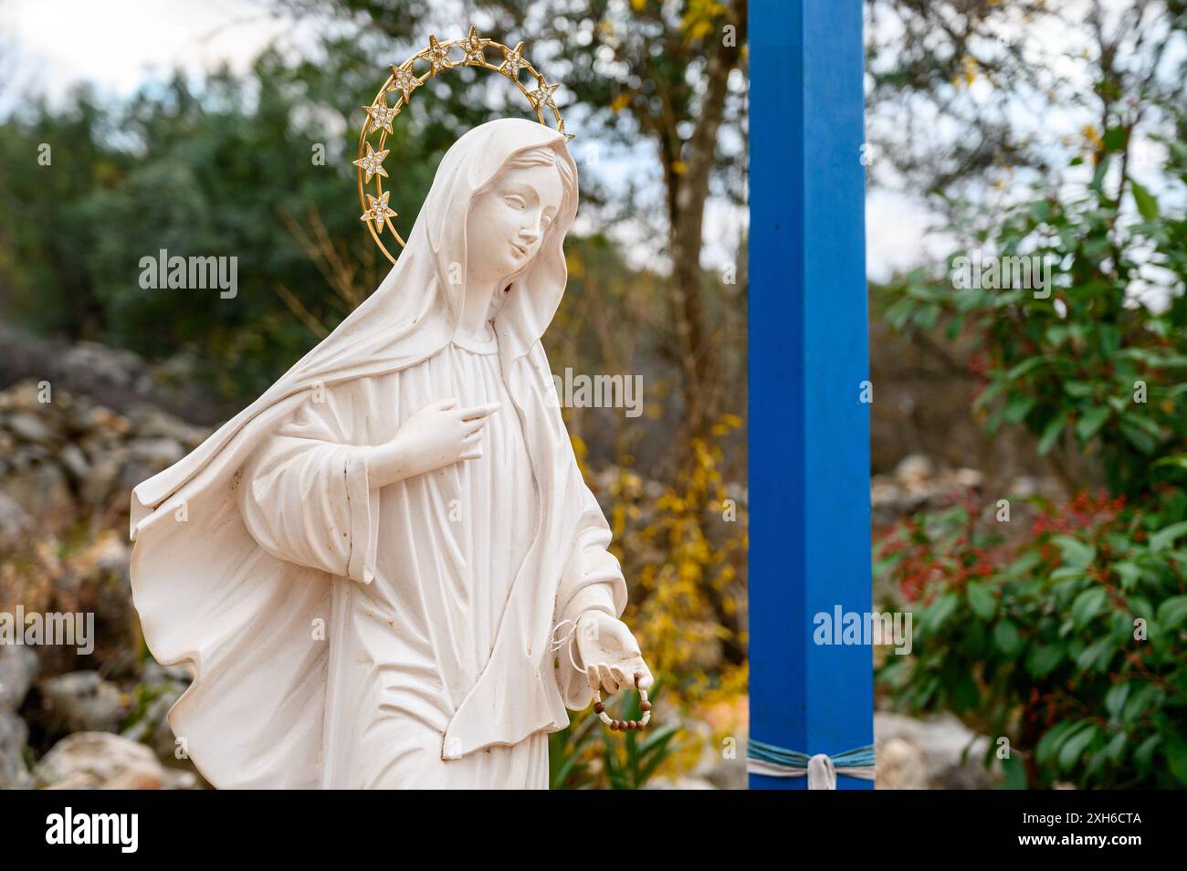 Statue de la Reine de la paix à la Croix bleue à Medjugorje, Bosnie-Herzégovine. Banque D'Images