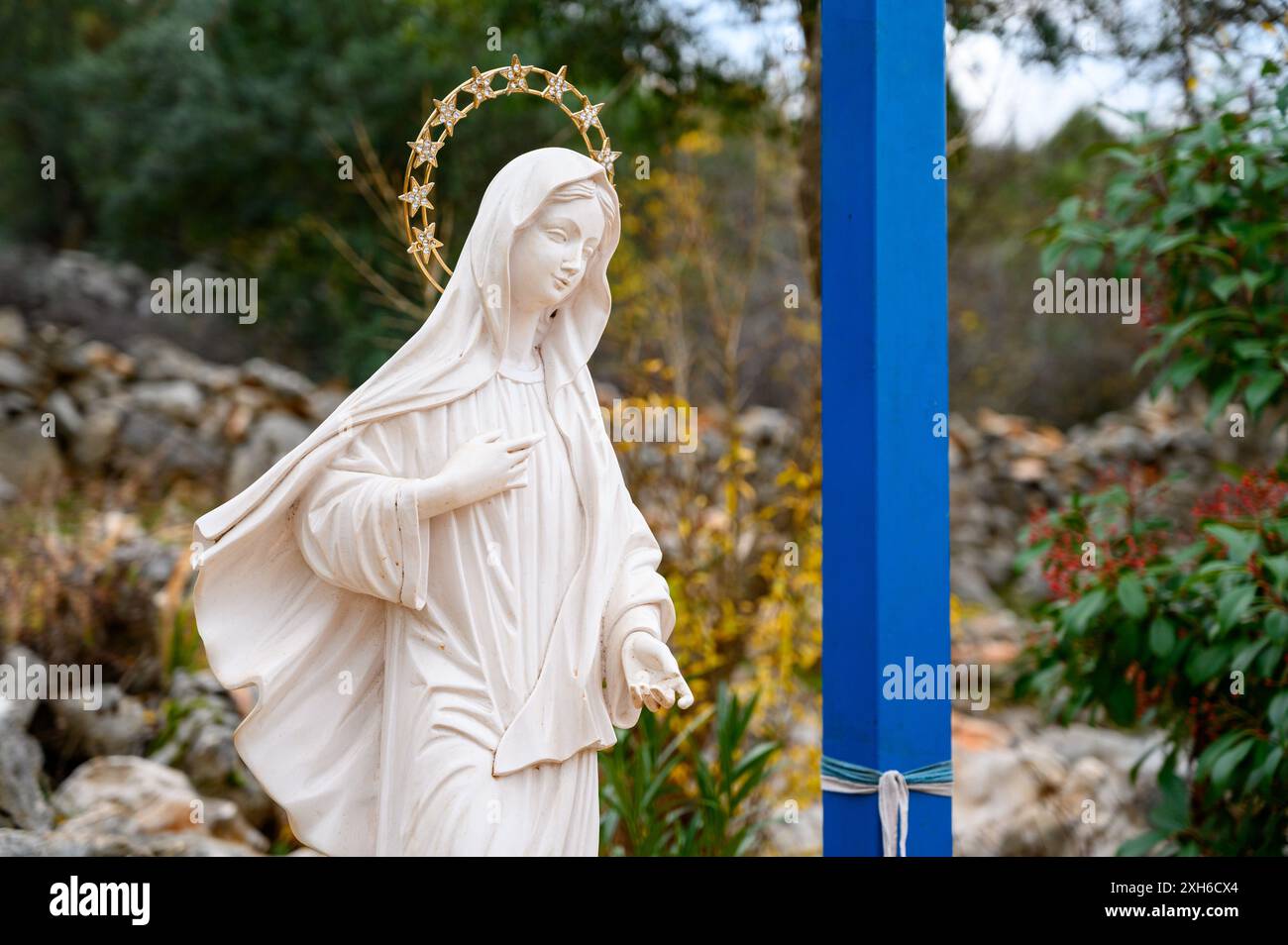 Statue de la Reine de la paix à la Croix bleue à Medjugorje, Bosnie-Herzégovine. Banque D'Images