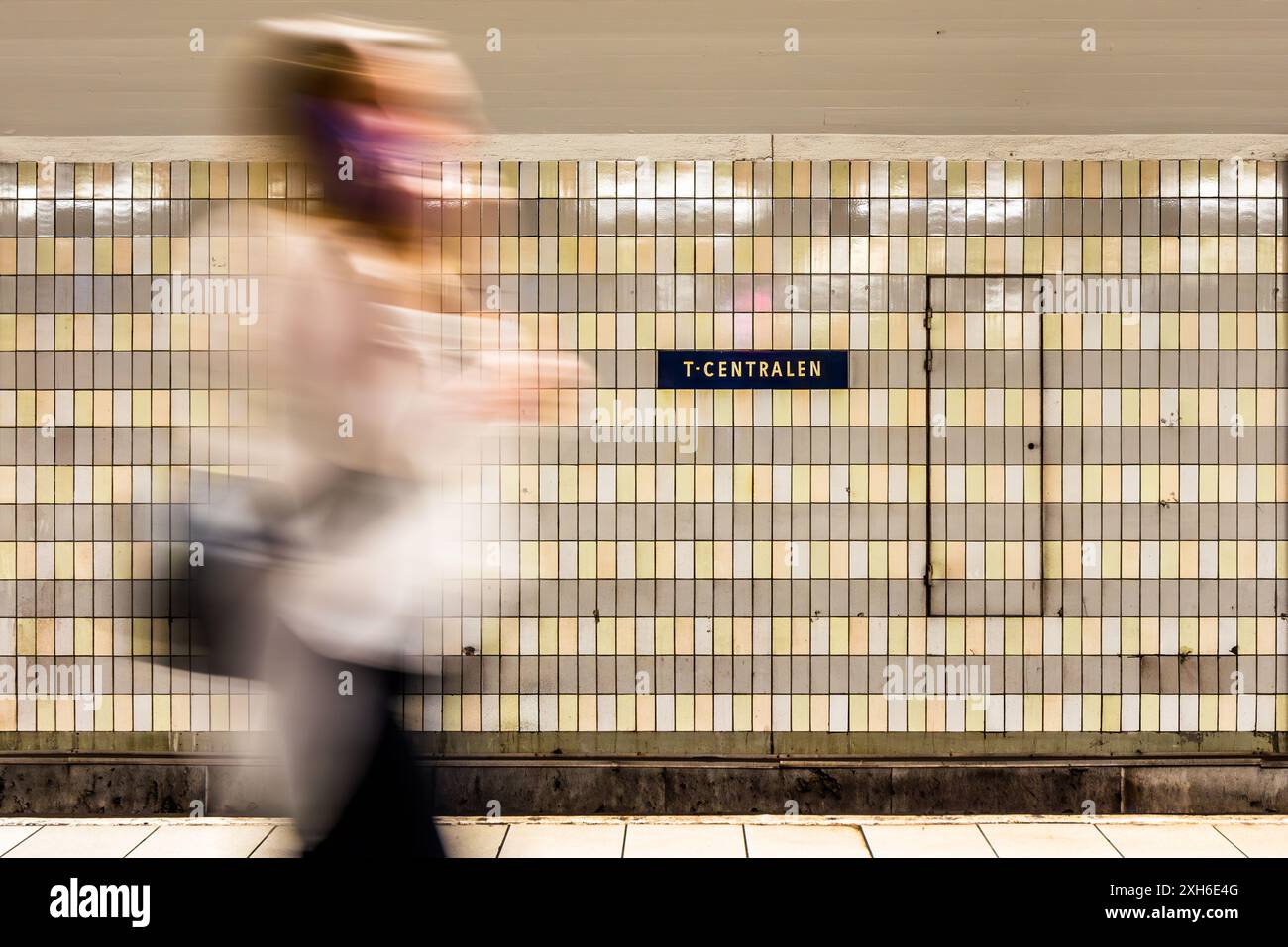 Quai de la station de métro T-Centralen des années 1950 Dans les stations de la première génération du métro de Stockholm, des tuiles et des reliefs ont été utilisés avant tout. La vue des parois rocheuses et le sentiment d'être souterrain devaient être éliminés autant que possible. Arsenalsgatan, Stockholm, Stockholms län, Suède Banque D'Images