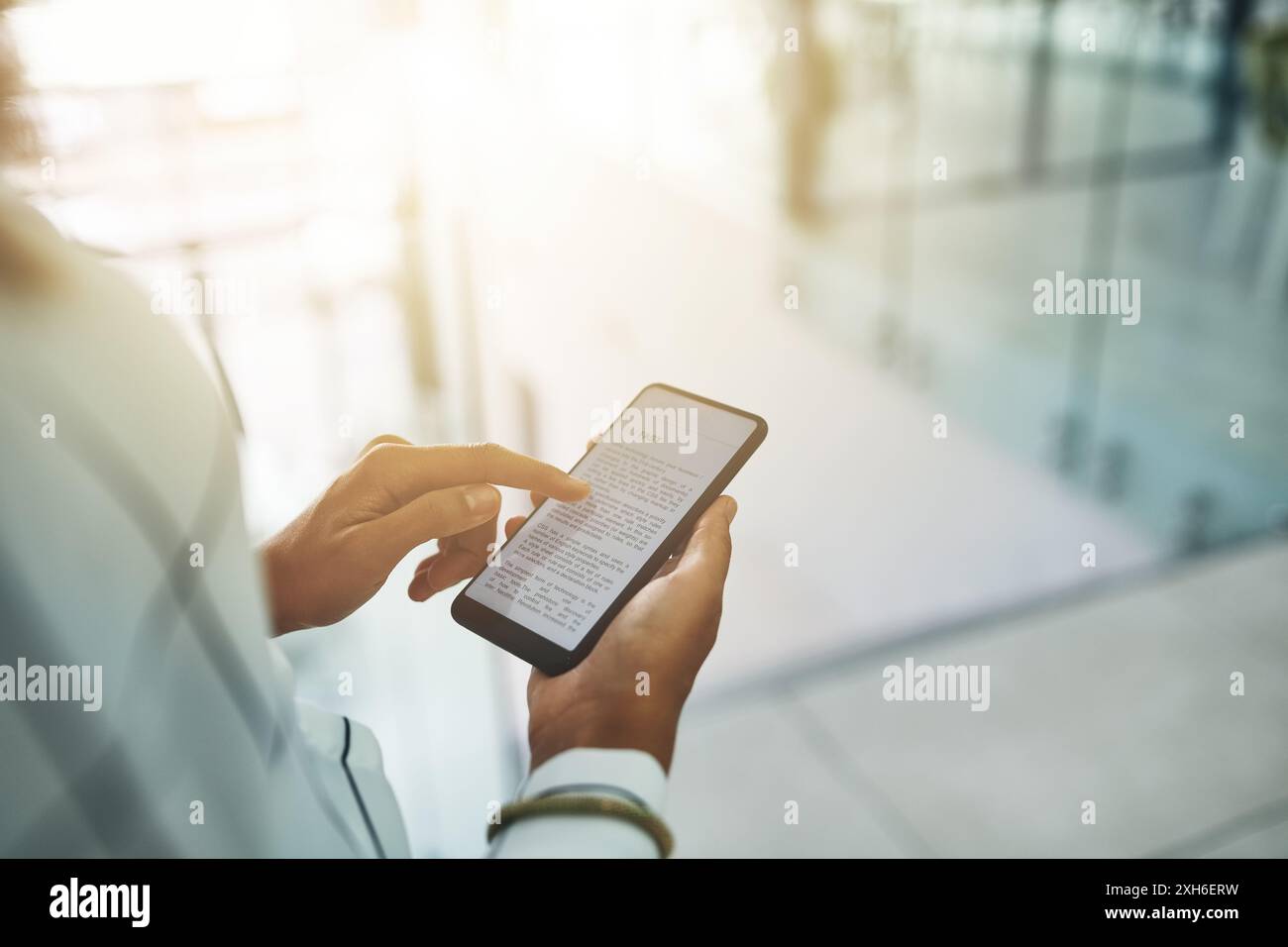 Téléphone, main et femme avec document numérique, rapport en ligne ou courriel de gestion de projet au cabinet d'avocats. Smartphone, lecture et consultant juridique sur mobile Banque D'Images