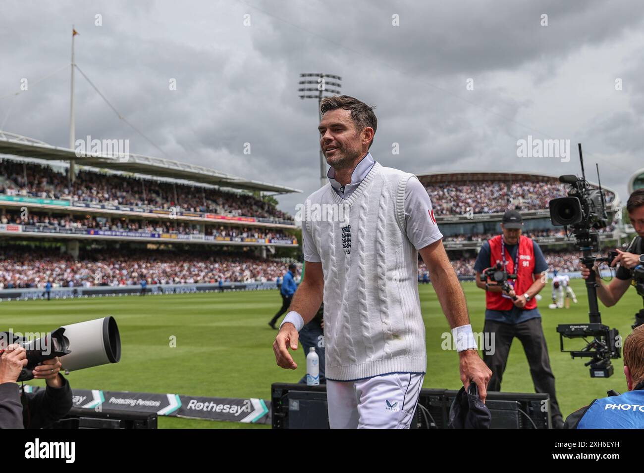 James Anderson d'Angleterre quitte le terrain lors du premier test match de Rothesay jour trois Angleterre - Antilles aux Lords, Londres, Royaume-Uni, 12 juillet 2024 (photo par Mark Cosgrove/News images) Banque D'Images