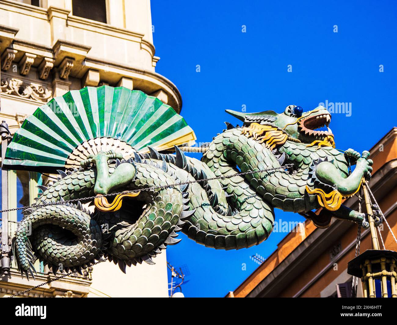 Le célèbre dragon sur la façade de Casa Bruno Quadros sur la Placa de la Boqueria à Las Ramblas à Barcelone, Catalogne, Espagne. Banque D'Images