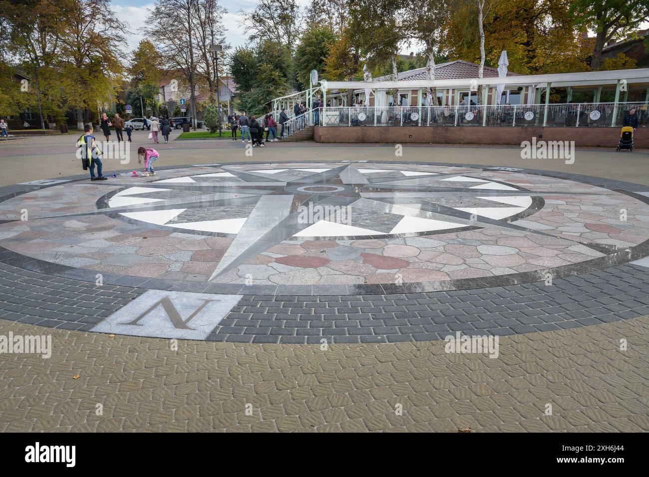 Signe de rose du vent sur terre au remblai de la mer Baltique à Zelenogradsk. Région de Kaliningrad. Russie Banque D'Images