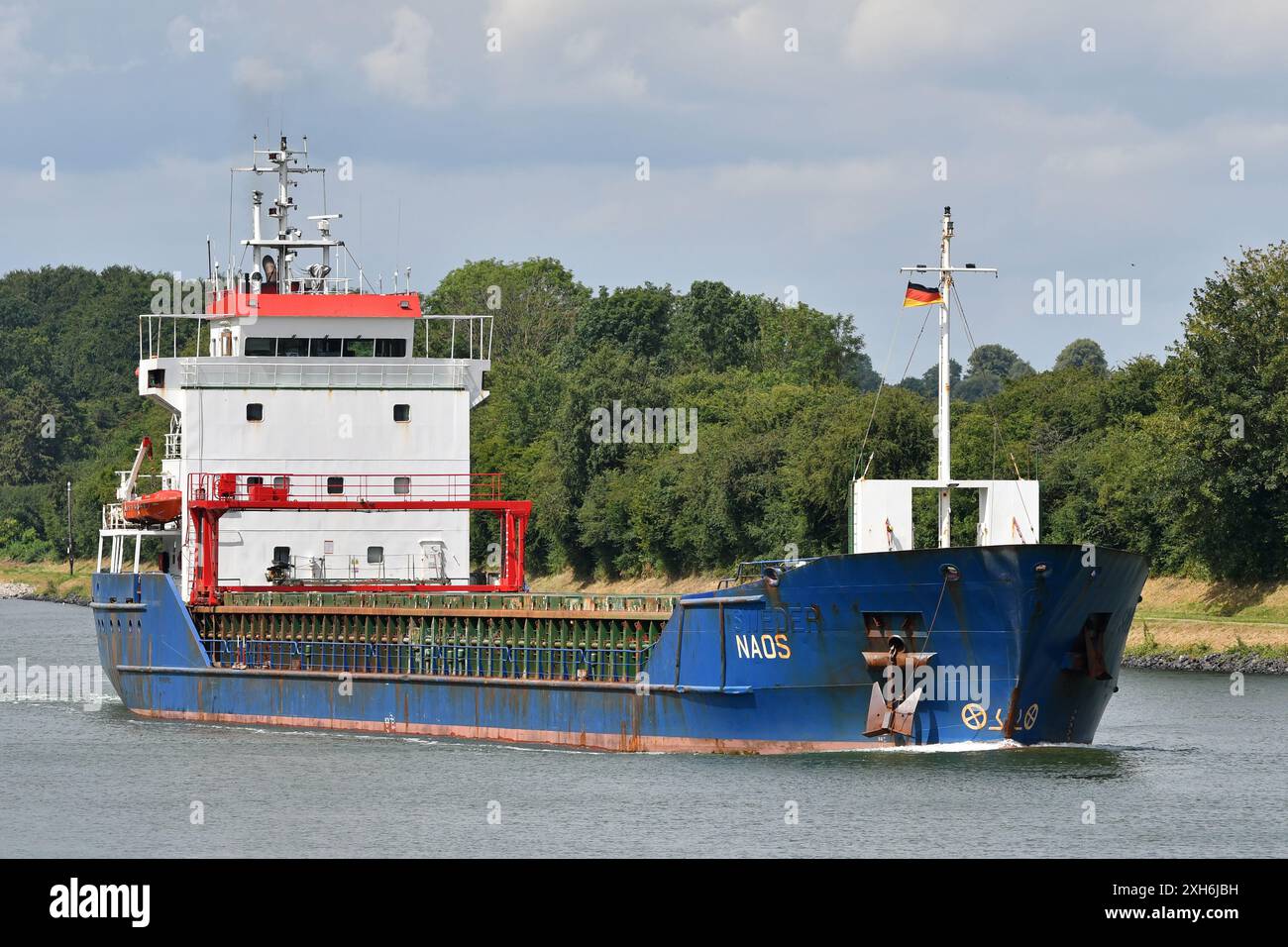 General Cargo Ship NAOS passant le canal de Kiel Banque D'Images