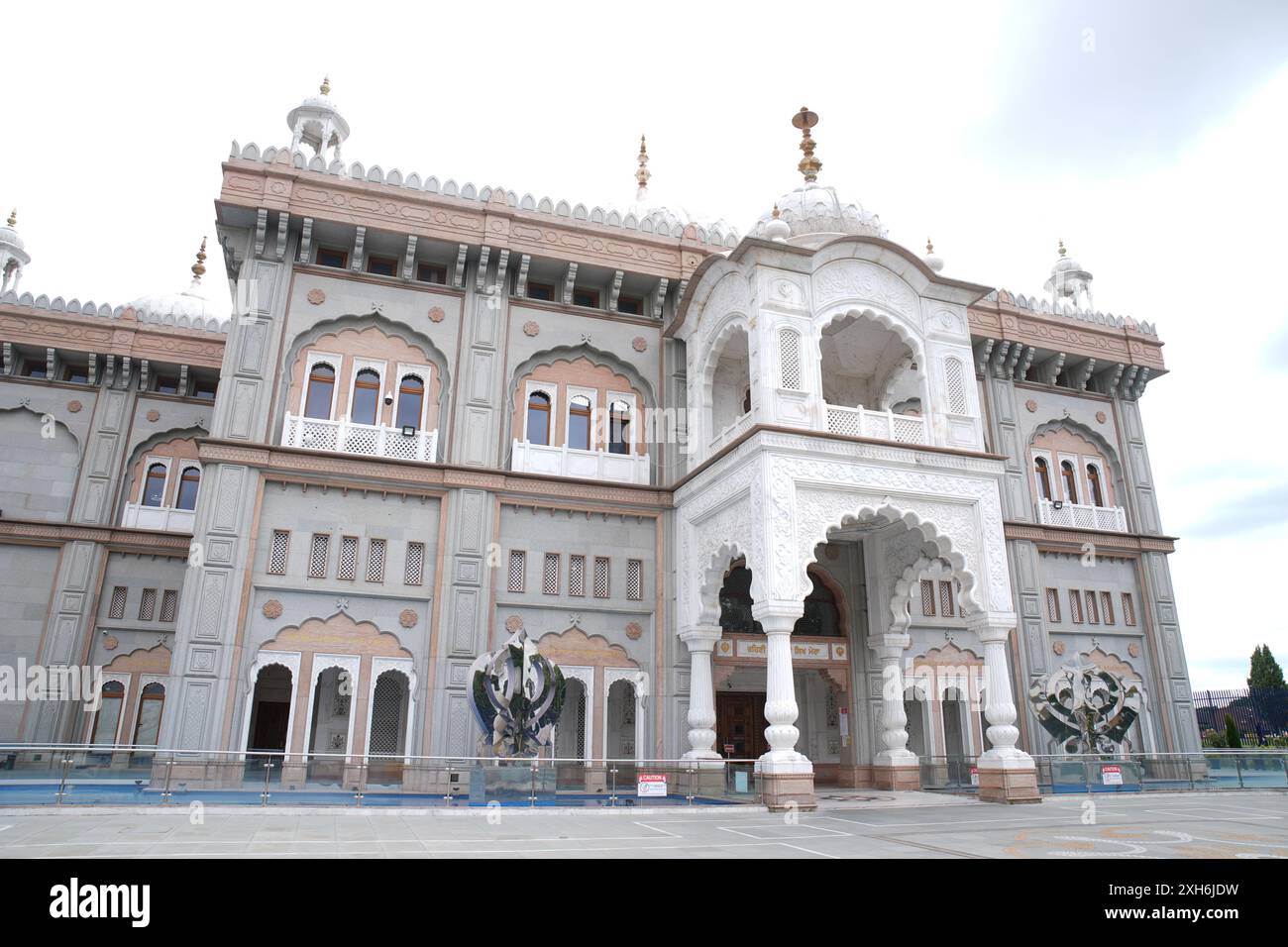 Siri Guru Nanak Darbar Gurdwara temple à Gravesend, Kent, après qu'un garçon de 17 ans ait été arrêté sur la base de soupçons de tentative de meurtre et d'une infraction à l'ordre public aggravée par la religion, après qu'un homme ait tenté d'attaquer des gens alors qu'il était armé d'une arme à lame au temple jeudi soir. Date de la photo : vendredi 12 juillet 2024. Banque D'Images