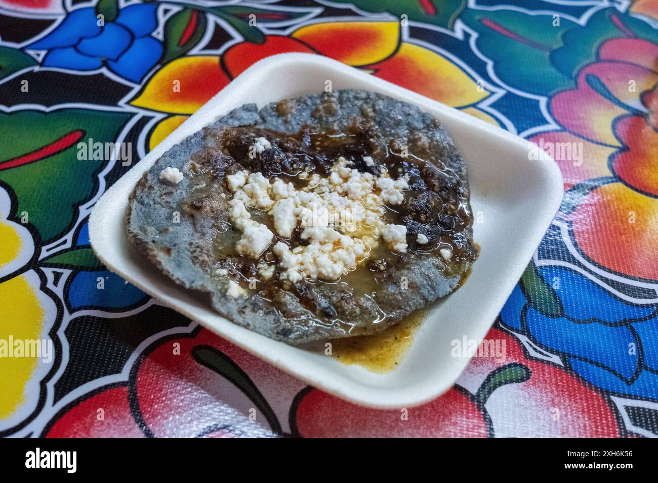 Un memela de maïs bleu de l'étal Dona Vale à Mercado de Abastos, ville d'Oaxaca, Mexique. Banque D'Images