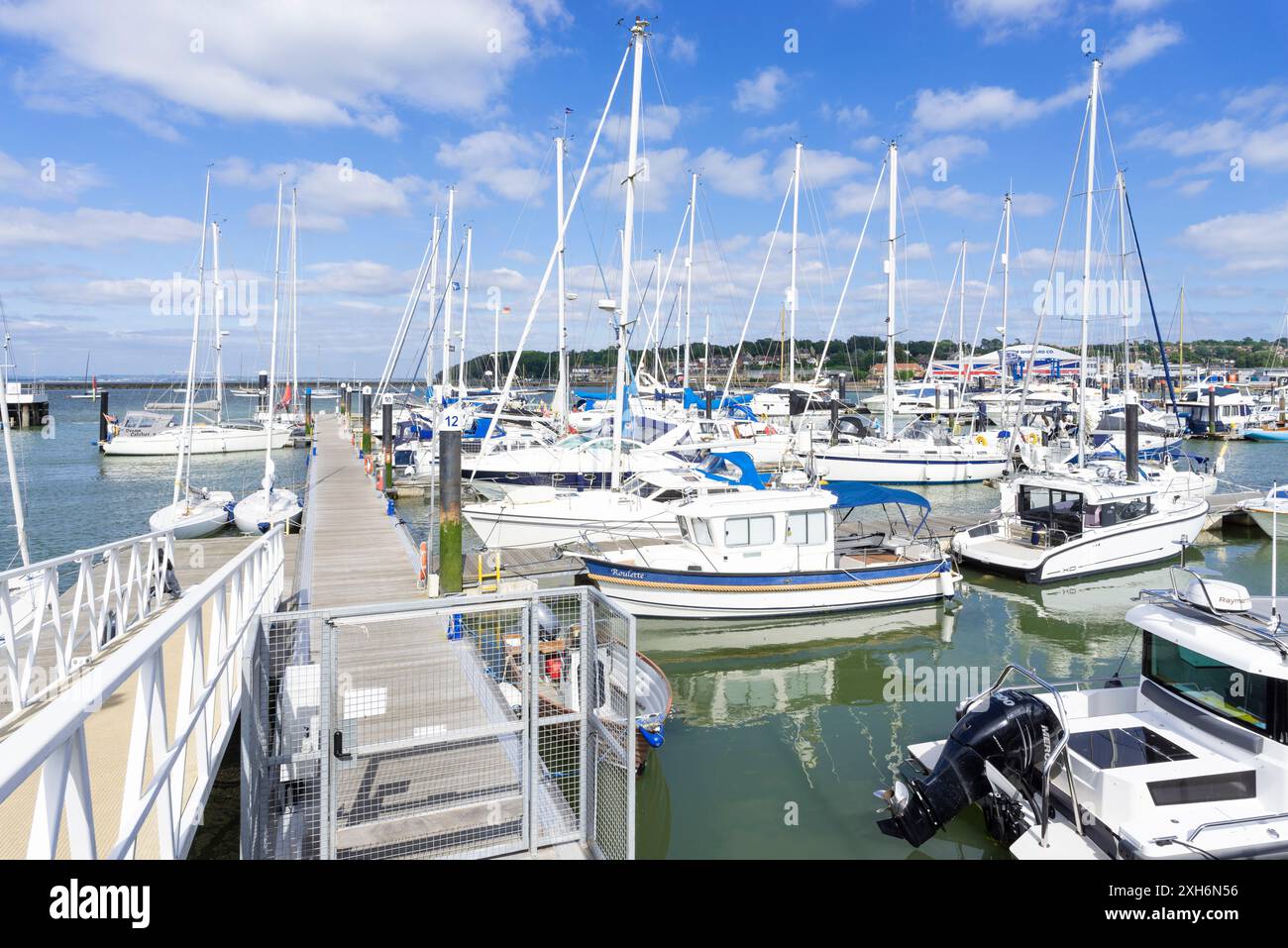 Cowes Isle of Wight Cowes - Cowes Yacht Haven marina South Basin pour les yachts amarrés à Cowes Harbour Isle of Wight Angleterre Royaume-Uni GB Europe Banque D'Images