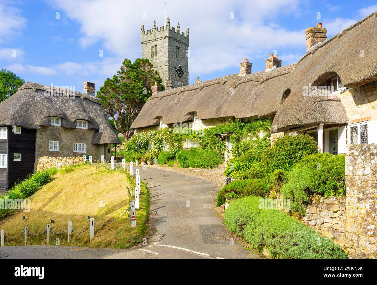 Godshill Île de Wight Village de Godshill avec des chalets au toit de chaume et l'église All Saints Île de Wight Angleterre GB Europe Banque D'Images