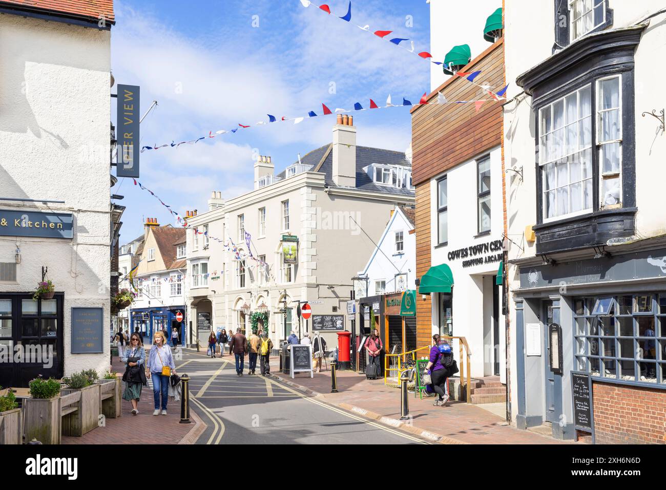 Cowes Isle of Wight - les gens visitant les boutiques pubs et restaurants sur Cowes High Street West Cowes Isle of Wight Angleterre Royaume-Uni GB Europe Banque D'Images