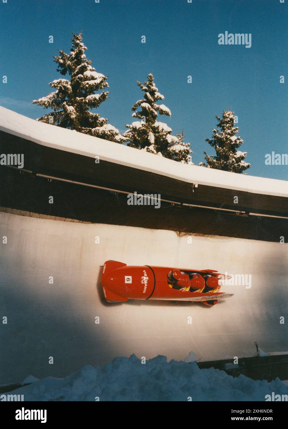 L'équipe du pilote de bobsleigh Christoph Langen dans le bobsleigh à quatre dans le gyroscope sur la piste de glace artificielle de Winterberg. [traduction automatique] Banque D'Images