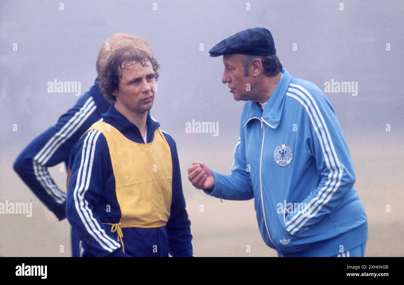 Voyage Amérique du Sud 1977 : entraînement de l'équipe nationale allemande avant le match contre l'Argentine à Buenos Aires. Enregistré le 4,6.1977. L'entraîneur national Helmut Schön parle à Bernd Hölzenbein. [traduction automatique] Banque D'Images