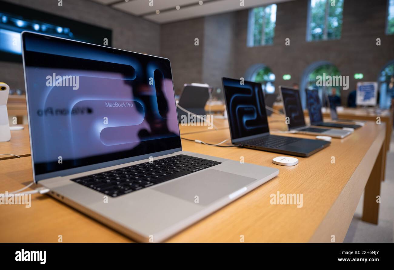 Berlin, Allemagne. 12 juillet 2024. De nombreux ordinateurs portables MacBook Pro sont exposés dans l'Apple Store sur Kurfürstendamm. Crédit : Monika Skolimowska/dpa/Alamy Live News Banque D'Images