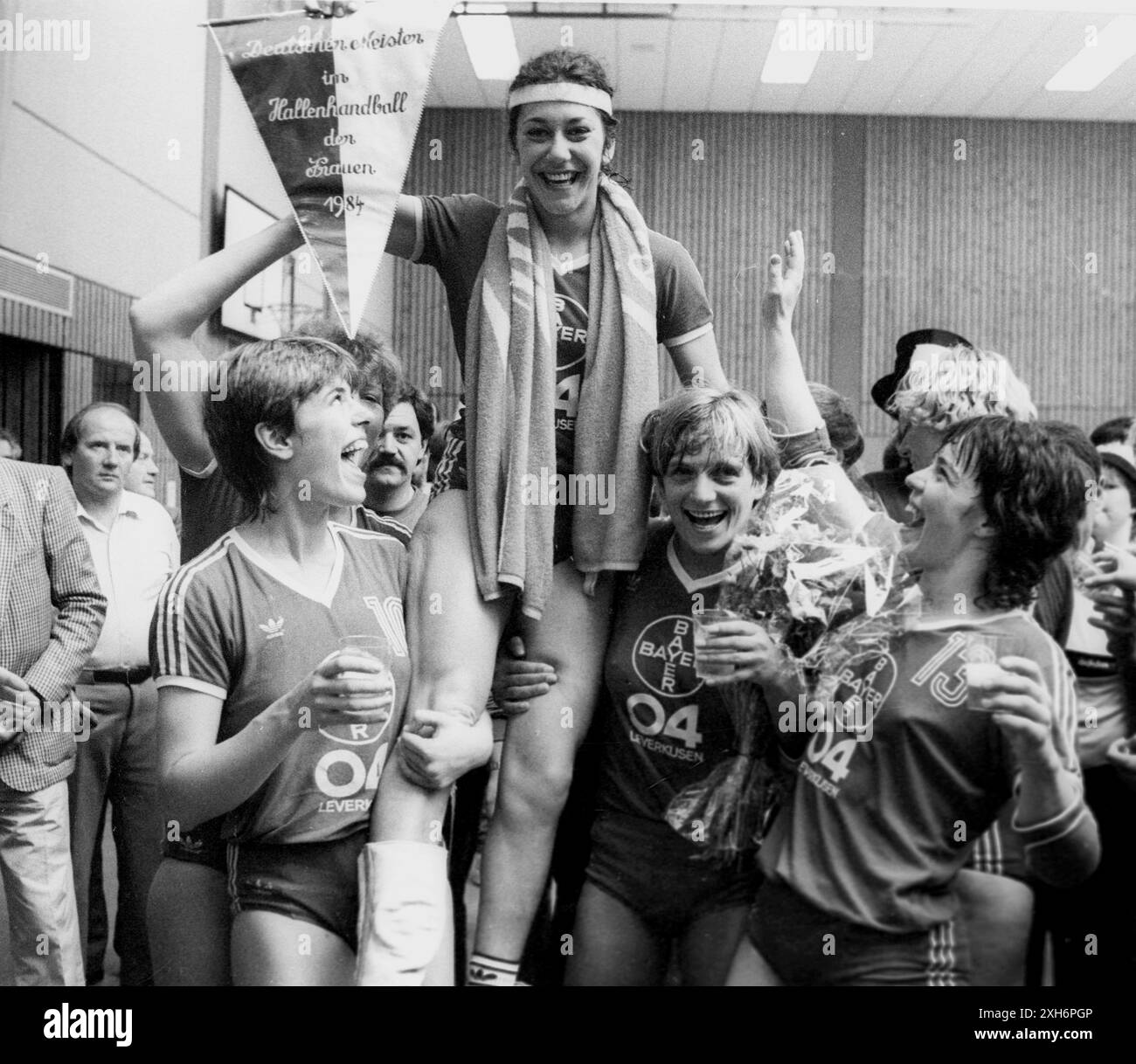 Handball féminin , finale du Championnat d'Allemagne : Bayer 04 Leverkusen - TV Lützellinden à Gummersbach / 06.05.1984 / Champion d'Allemagne Bayer 04 Leverkusen. Les femmes de Leverkusen célèbrent avec le fanion du championnat. [traduction automatique] Banque D'Images