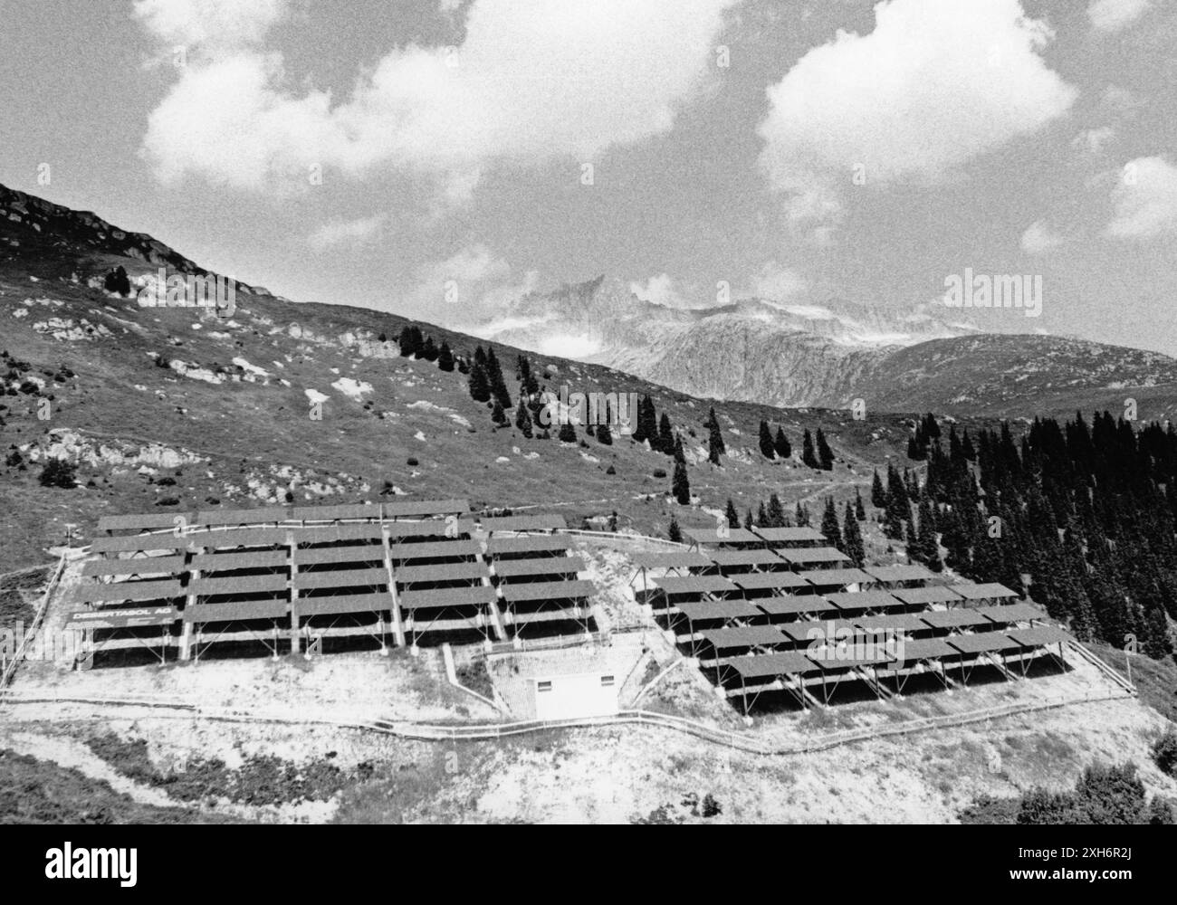 « Connectée au réseau à l'automne 1993, la centrale électrique de ''Caischavedra'' située au-dessus de Disentis produit environ 150 000 kWh par an. [traduction automatique]' Banque D'Images