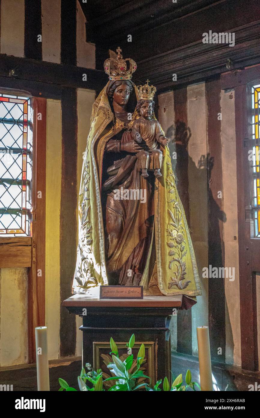 HONFLEUR, FRANCE - 1er SEPTEMBRE 2019 : il s'agit d'une sculpture sacrée de notre-Dame de la Miséricorde à l'intérieur de l'église médiévale de Catherine (15e ec Banque D'Images