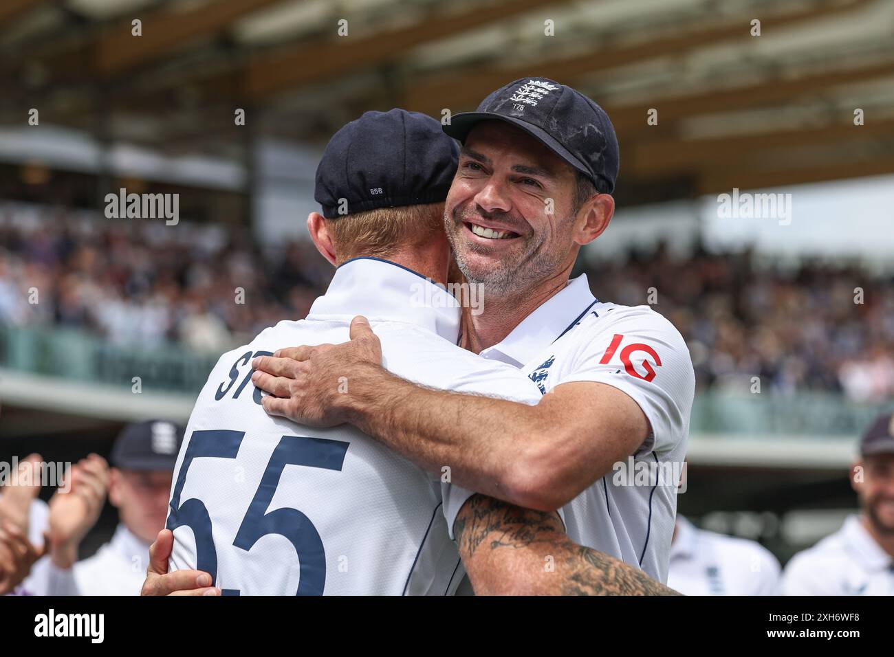 Londres, Royaume-Uni. 12 juillet 2024. Ben Stokes d'Angleterre embrasse James Anderson d'Angleterre après son dernier match pour l'Angleterre lors du premier test match de Rothesay jour trois Angleterre - Antilles aux Lords, Londres, Royaume-Uni, 12 juillet 2024 (photo par Mark Cosgrove/News images) à Londres, Royaume-Uni le 7/12/2024. (Photo de Mark Cosgrove/News images/SIPA USA) crédit : SIPA USA/Alamy Live News Banque D'Images