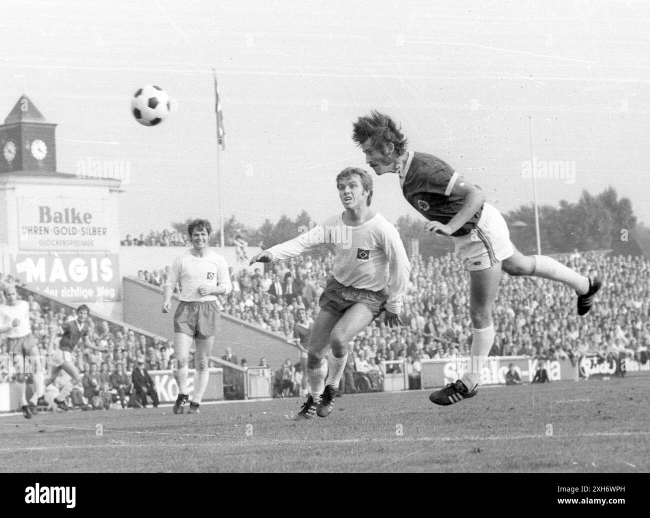 Rot - Weiss Oberhausen - Hamburger SV 8:1 / 26.09.1970 / de gauche à droite : G. Dörfel, Ohm à l'arrière), Hans-Jürgen Hellfritz (HSV), Heinz Bonn (HSV) et Wolfgang Sühnholz (RWO) en route vers le but Banque D'Images