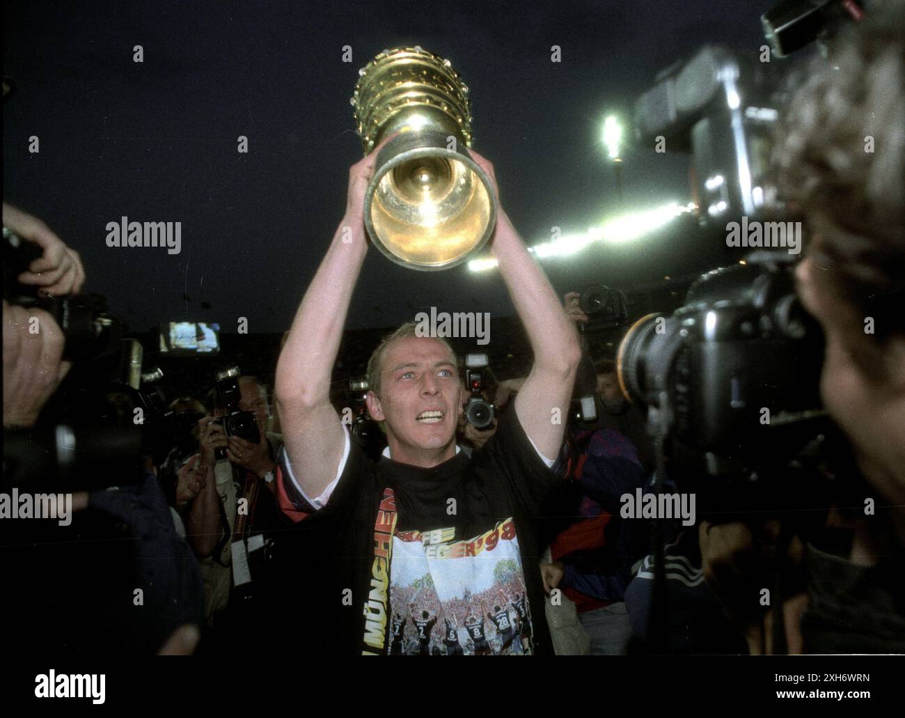 DFB Cup final 1998 : Bayern Muenchen - MSV Duisburg 2:1 / Mario Basler avec trophée [traduction automatique] Banque D'Images