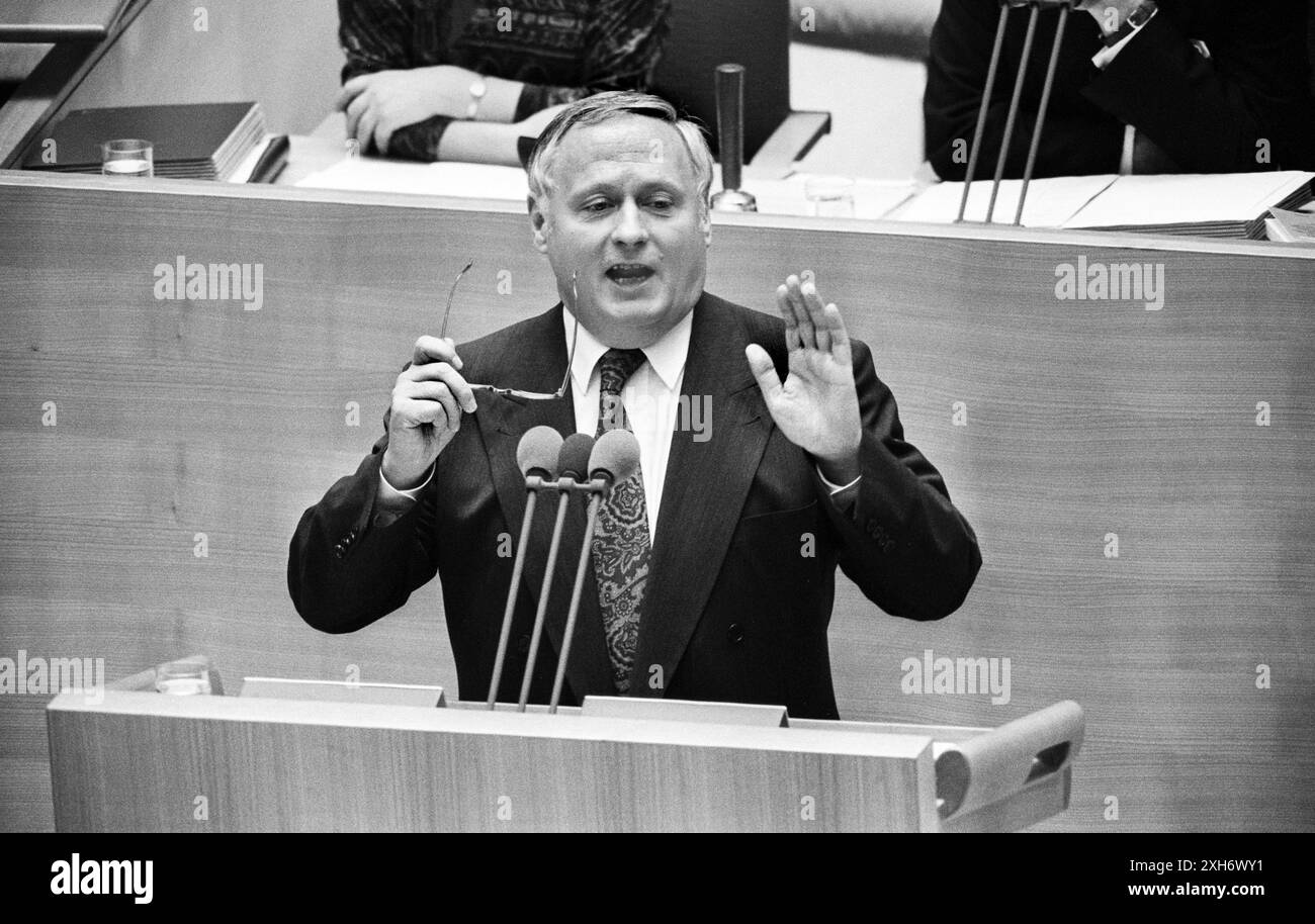 Allemagne, Bonn, 21.10.1993 Archive : 42-29-22 session du Bundestag sur 'sécuriser l'avenir de l'Allemagne comme lieu d'affaires' photo : Oskar Lafontaine pendant son discours [traduction automatique] Banque D'Images