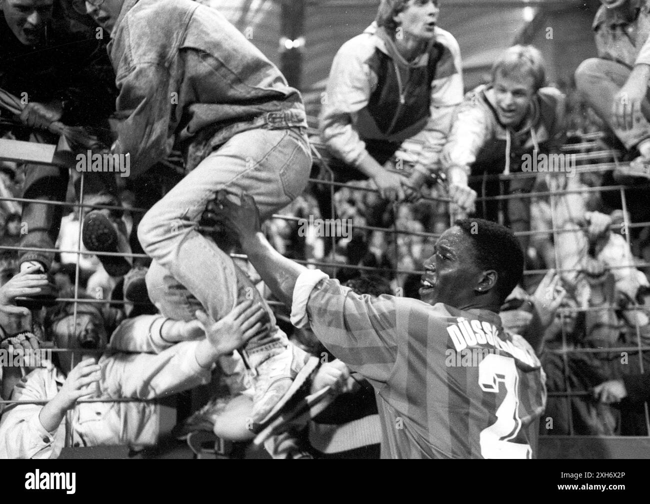 Bayer 04 Leverkusen - Fortuna Düsseldorf 3:3 /28.10.1989/ Anthony Baffoe fête avec les fans de Fortuna à la clôture [traduction automatique] Banque D'Images