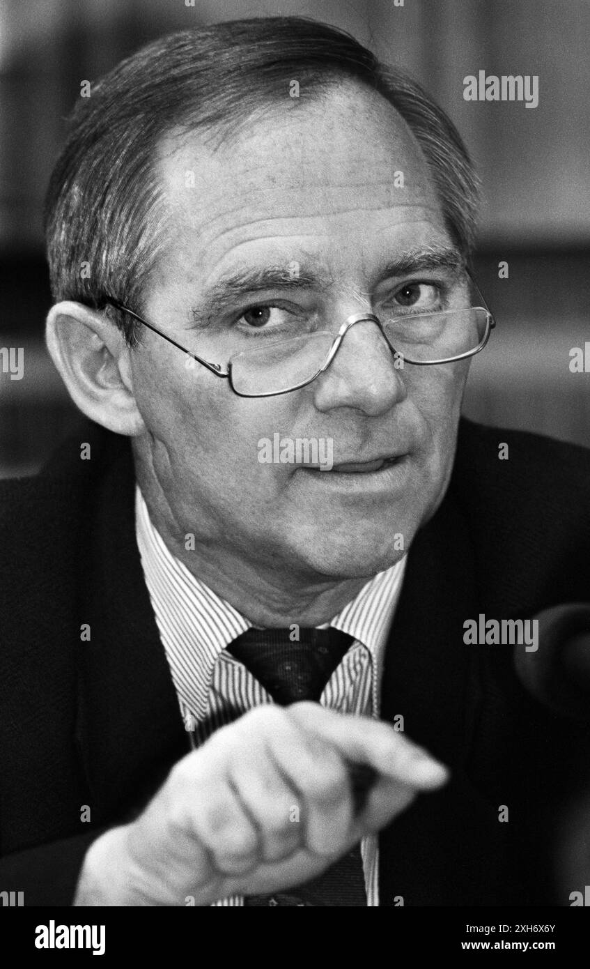 Allemagne, Bonn, 28.05.1993 Archive : 40-44-14 Conférence de presse sur l'assurance soins de longue durée photo : Wolfgang Schäuble, chef du parti parlementaire CDU [traduction automatique] Banque D'Images