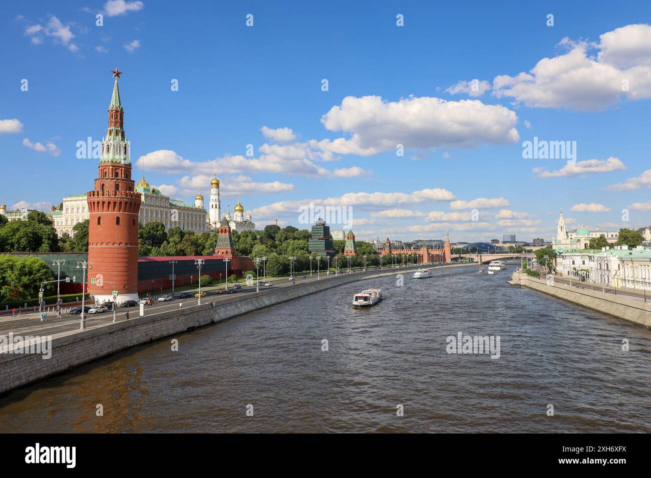 Vue du remblai du Kremlin et de la rivière Moscou sur fond de ciel bleu. Panorama pittoresque de la ville en été, sites touristiques russes Banque D'Images