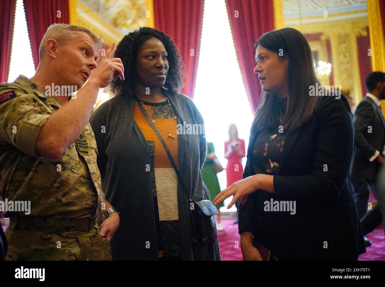 La secrétaire à la culture Lisa Nandy (à droite) s'entretient avec Ndidi Okezie, directrice générale de la jeunesse britannique, et le sergent couleur Mike Beaton lors d'un événement organisé pour le King's Trust afin de discuter des opportunités pour les jeunes, au St James's Palace, dans le centre de Londres. Le Roi et M. Elba, un ancien élève du King's Trust (anciennement connu sous le nom de Prince's Trust), se rencontrent pour discuter du travail continu de l'association caritative pour soutenir les jeunes, et en créant des opportunités et des initiatives positives qui pourraient aider à lutter contre la violence des jeunes au Royaume-Uni, ainsi que la collaboration en Sierra Leone entre le Prince's Trust International et l'Elba Hop Banque D'Images