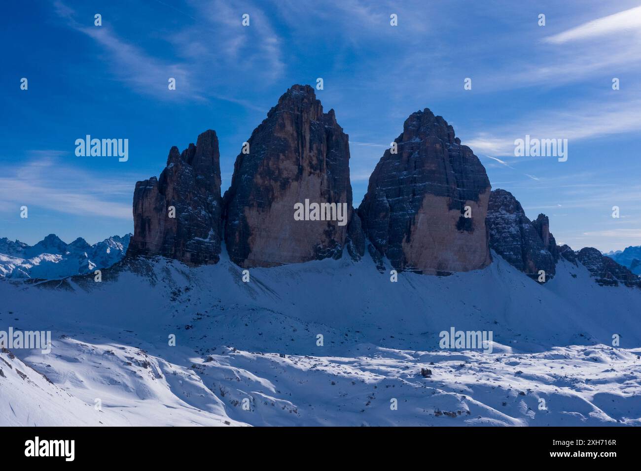 Tre Cime Di Lavaredo. Les trois pics le jour ensoleillé en hiver. Vue aérienne. Dolomites de Sexten, Tyrol du Sud. Italie. Vue du nord. Banque D'Images