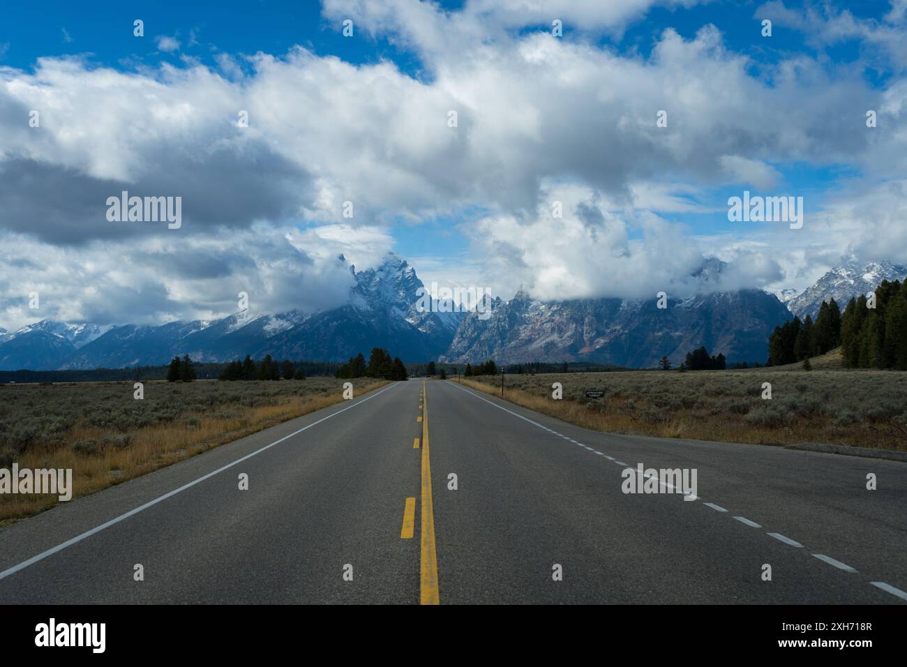 Chaîne de montagnes et route de Teton en automne. Blue Sky. Parc national de Grand Teton, Wyoming, États-Unis Banque D'Images