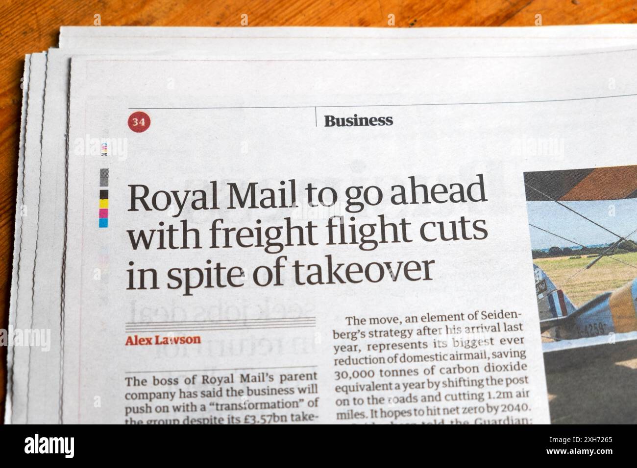 "Royal mail va poursuivre avec des réductions de vols de fret malgré la prise de contrôle" journal Guardian titre livraison services postaux article 8 juillet 2024 Royaume-Uni Banque D'Images