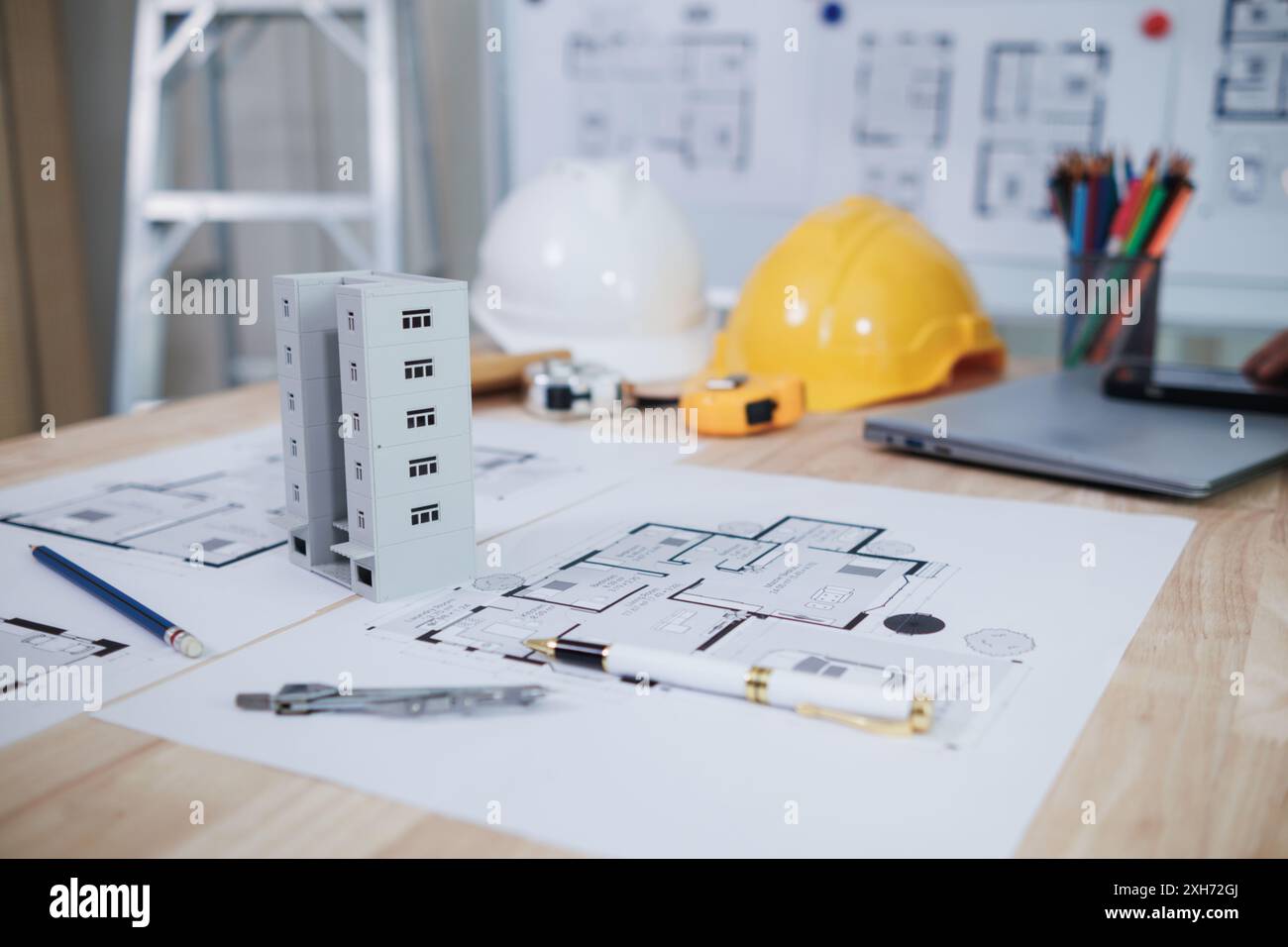 Une équipe d'ingénieurs et d'architectes discute de la conception du plan de la maison et estime les prix de construction en fonction du budget de construction. Vérification des plans et Banque D'Images