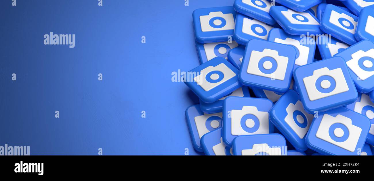 Un logo d'appareil photo reflex sur un tas sur une table. Concept pour la photographie, images raster. Copier l'espace. Format de bannière Web. Banque D'Images