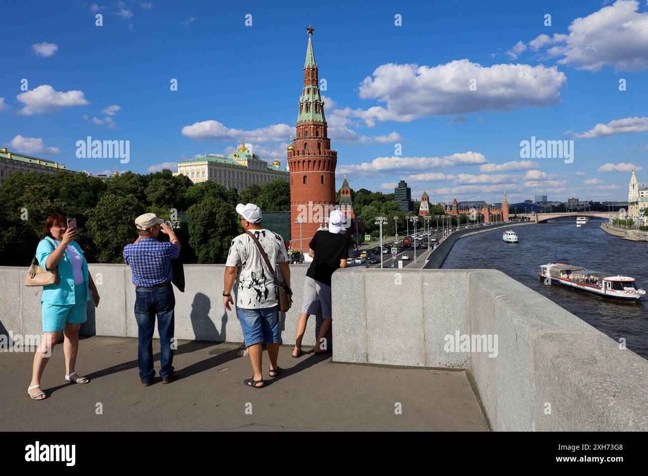 Les touristes photographient contre le remblai du Kremlin et la rivière Moscou en été Banque D'Images