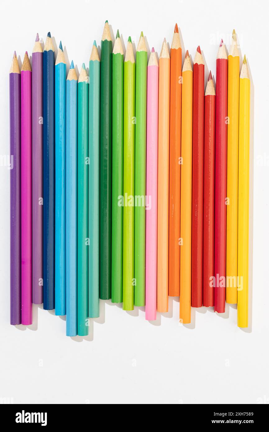 Variété de crayons de couleur isolés sur fond gris clair Banque D'Images
